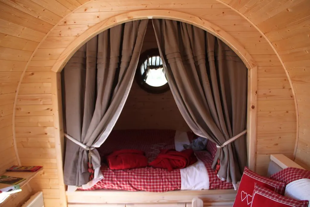 Les Roulottes Viticoles Bed & Breakfast Saint-Etienne-des-Oullieres 0*,