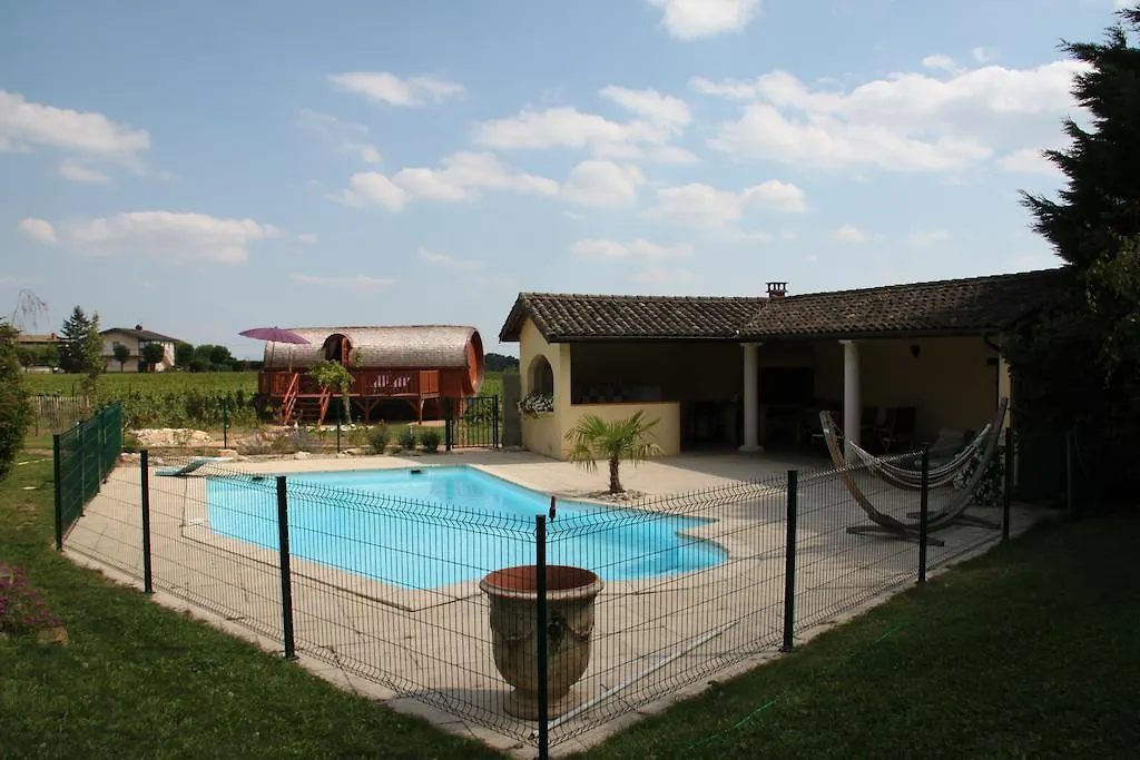 Les Roulottes Viticoles Bed & Breakfast Saint-Etienne-des-Oullieres 0*,  France