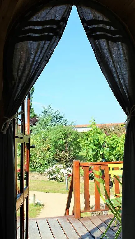 Les Roulottes Viticoles Bed & Breakfast Saint-Etienne-des-Oullieres